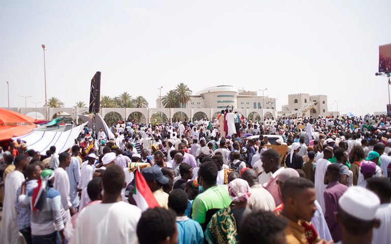 Σουδάν: Τουλάχιστον 16 νεκροί από αδέσποτες σφαίρες σε διαδηλώσεις
