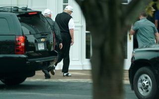 Ο πρόεδρος Τραμπ φτάνει στη λέσχη του Στέρλινγκ, στη Βιρτζίνια, μία από τις πολλές εγκαταστάσεις γκολφ που ανήκουν στον επιχειρηματικό του όμιλο.