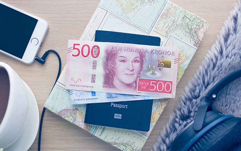 Επί επτά χρόνια υποχωρεί η σουηδική κορώνα έναντι του ευρώ και του δολαρίου