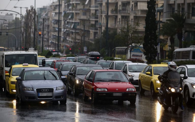 Αυξημένη η κίνηση στους δρόμους από τη βροχόπτωση