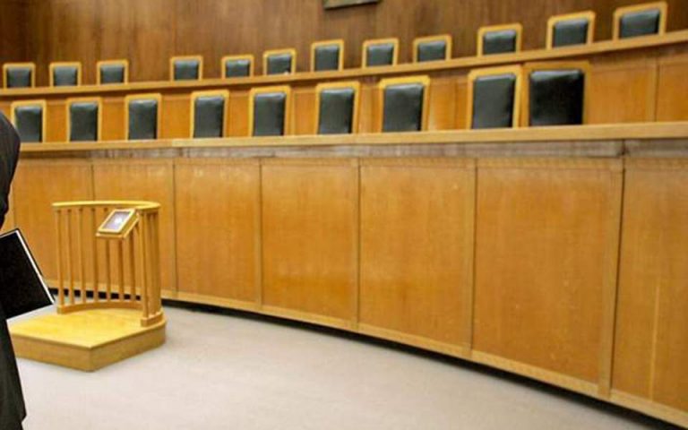 Εισβολή αντιεξουσιαστών στην αίθουσα που διεξάγεται η δίκη για τη δολοφονία του Σαχζάτ Λουκμάν