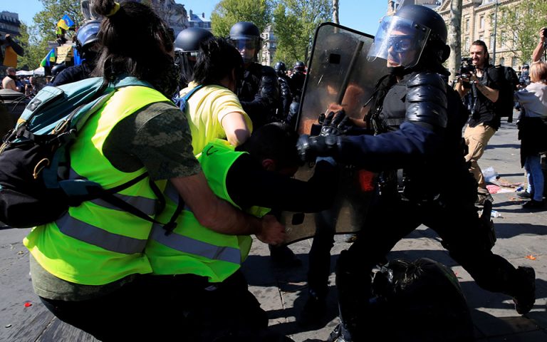 Γαλλία: Νέες συγκρούσεις μεταξύ αστυνομικών και «κίτρινων γιλέκων» – Περισσότερες από 100 προσαγωγές