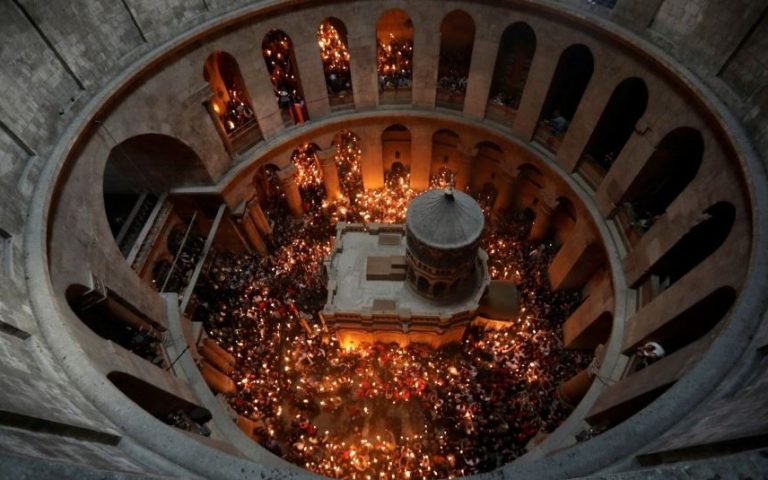Σε κλίμα κατάνυξης η Τελετή Αφής του Αγίου Φωτός στα Ιεροσόλυμα – Στις 18:30 η υποδοχή του στην Αθήνα