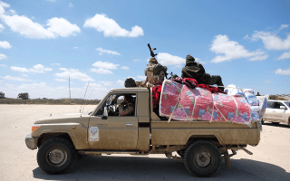 Μέλη του Εθνικού Στρατού της Λιβύης κατευθύνονται προς το Μπενγκάζι για να ενισχύσουν τις δυνάμεις που βρίσκονται στη Τρίπολη. (REUTERS/Esam Omran Al-Fetori)