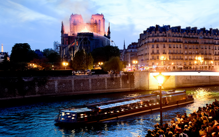 «Το Παρίσι θρηνεί για την αγαπημένη του κυρία» – Μονοπωλεί τα ξένα μέσα η πυρκαγιά στην «Παναγία των Παρισίων»