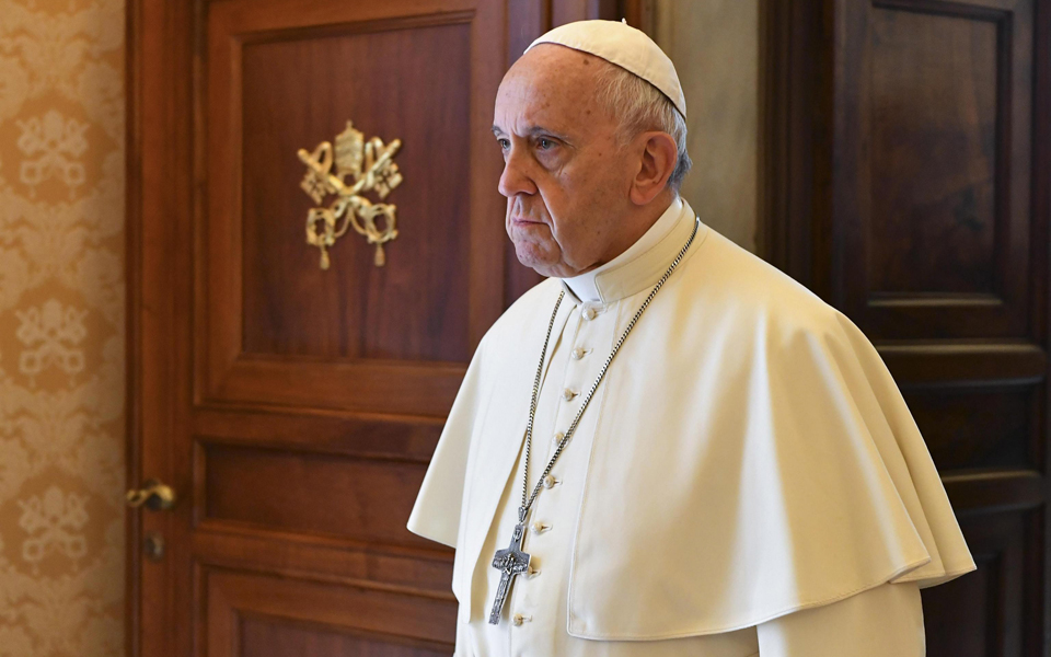 ο-πάπας-προσεύχεται-για-την-παναγία-τω-2311624