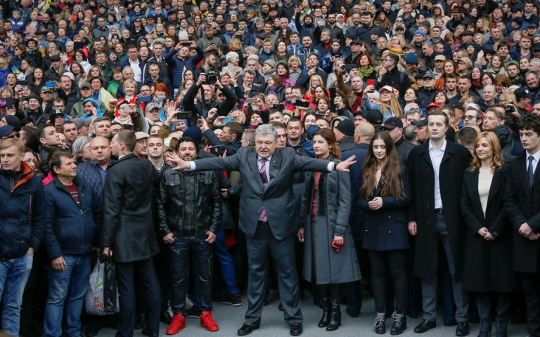 Μόνος του στο προεκλογικό ντιμπέιτ ο Ποροσένκο ενώπιον χιλιάδων υποστηρικτών του