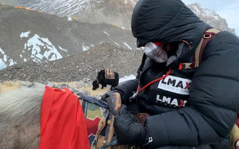 Καρέ – καρέ η διάσωση τραυματία ορειβάτη στο Εβερεστ από τον Ελληνα γιατρό Γιώργο Τσιάνο