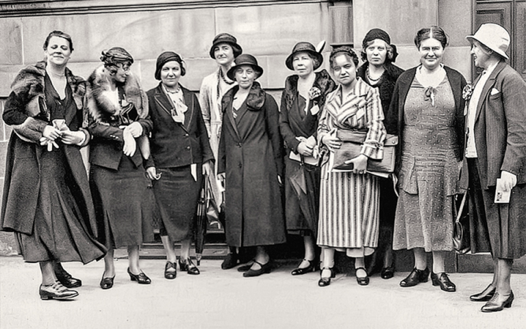 100 Χρόνια «Η Καθημερινή»: Ενας αιώνας με ένα κλικ – 1934: Ψηφίζουν οι εγγράμματες γυναίκες