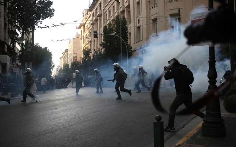 Ενταση και χημικά στο κέντρο της Αθήνας σε πορεία για τον Κουφοντίνα (φωτογραφίες)