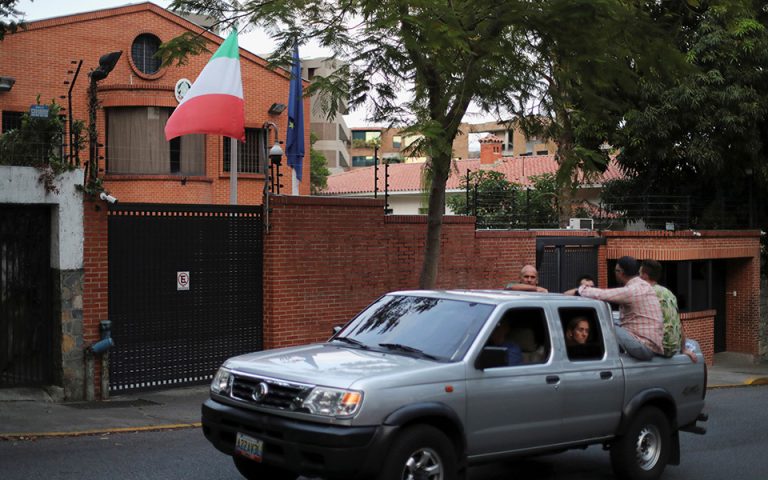 Βενεζουέλα: Άλλοι τρεις βουλευτές της αντιπολίτευσης κατέφυγαν σε ξένες πρεσβείες