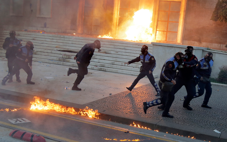 Αλβανία: Μολότοφ και δακρυγόνα σε αντικυβερνητική διαδήλωση στα Τίρανα (φωτογραφίες)