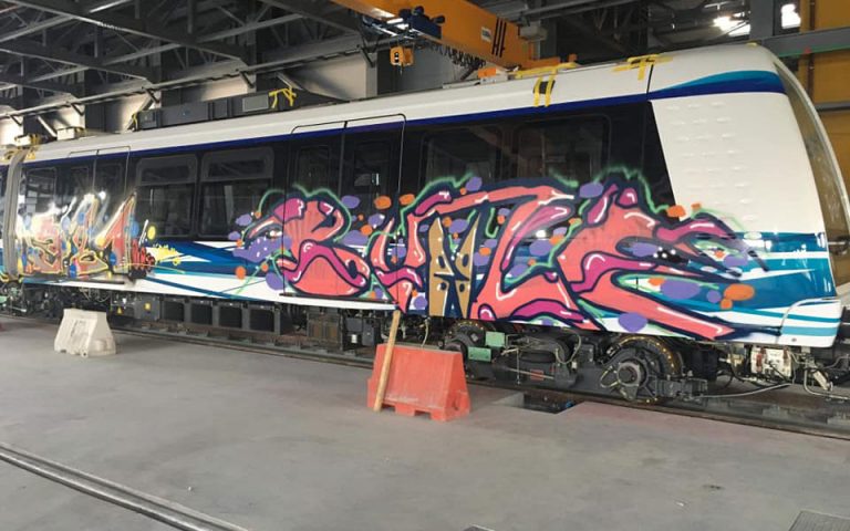 Με… γκράφιτι «καλωσόρισαν» τα βαγόνια του μετρό στη Θεσσαλονίκη