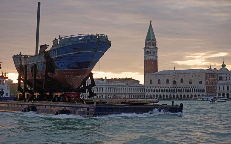 Το αλιευτικό που βυθίστηκε στη Λαμπεντούζα το 2015 γίνεται έκθεμα της Μπιενάλε στη Βενετία (φωτογραφίες)