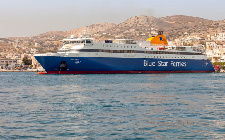 Στον Πειραιά επιστρέφει το «Blue Star Paros» λόγω μηχανικής βλάβης
