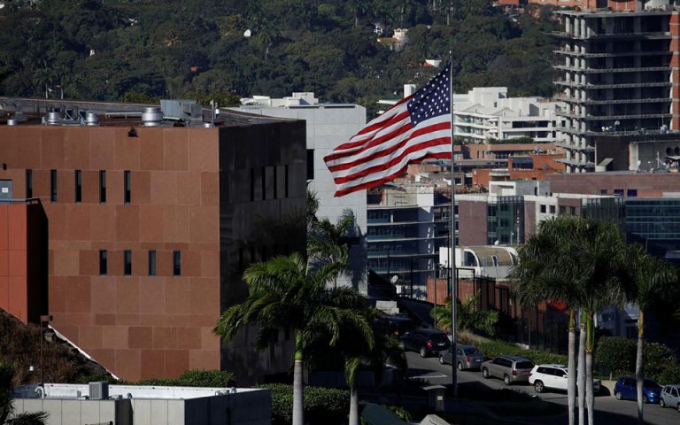 Περικυκλωμένη από ισχυρές αστυνομικές δυνάμεις η πρεσβεία των ΗΠΑ στο Καράκας