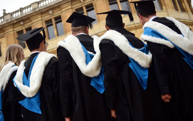 Μείωση διδάκτρων στα βρετανικά πανεπιστήμια εισηγήθηκε η ανεξάρτητη επιτροπή