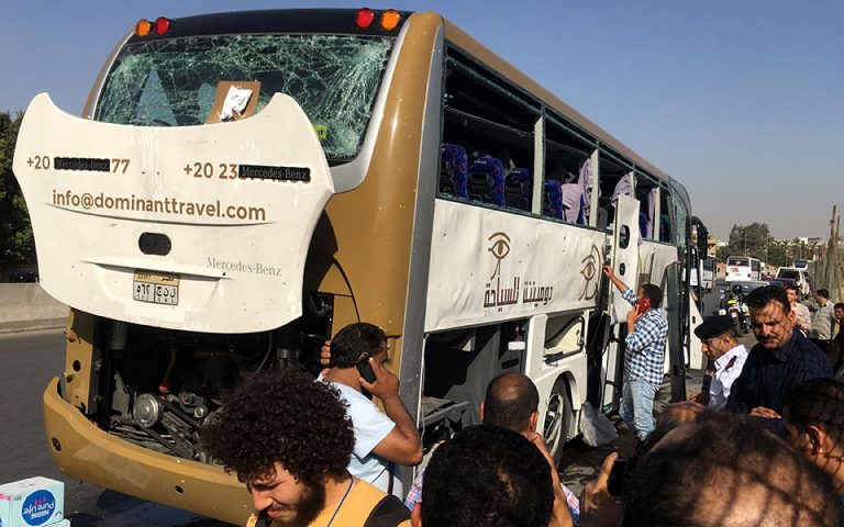 Αίγυπτος: Εκρηξη με 17 τραυματίες σε τουριστικό λεωφορείο στην περιοχή των Πυραμίδων