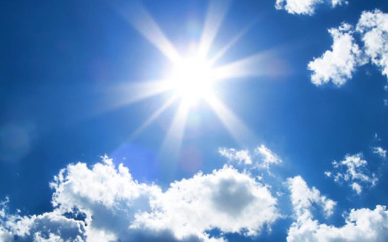 Ηλιοφάνεια με λίγες νεφώσεις την Πέμπτη – Τους 30 βαθμούς Κελσίου θα αγγίξει ο υδράργυρος στην Αττική