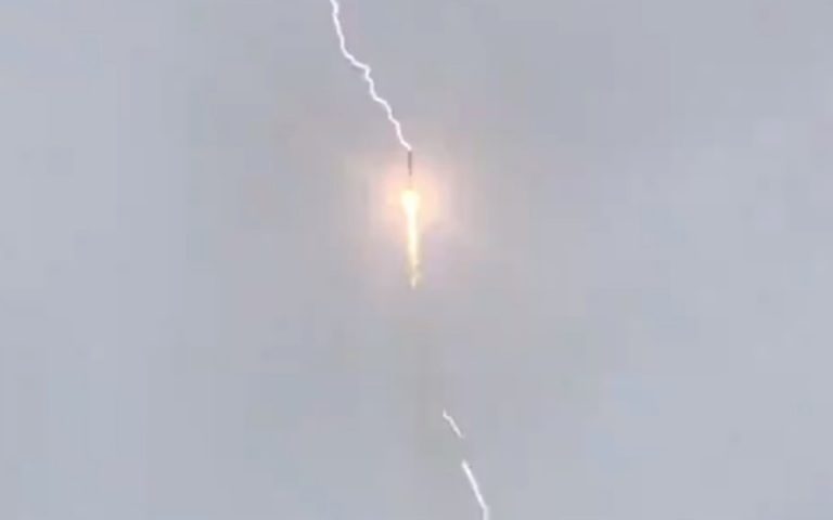 Κεραυνός χτύπησε πύραυλο Soyuz κατά την εκτόξευση του (βίντεο)