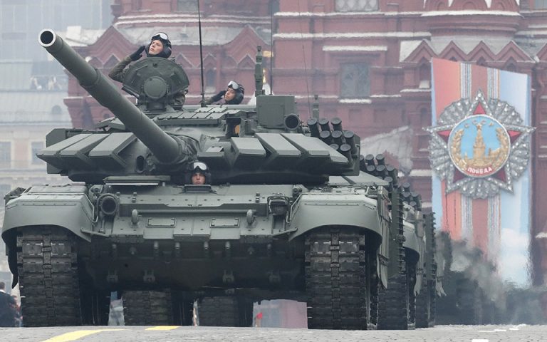 Ο Πούτιν εξήρε τη ρωσική ισχύ στη διάρκεια της στρατιωτικής παρέλασης (φωτογραφίες)
