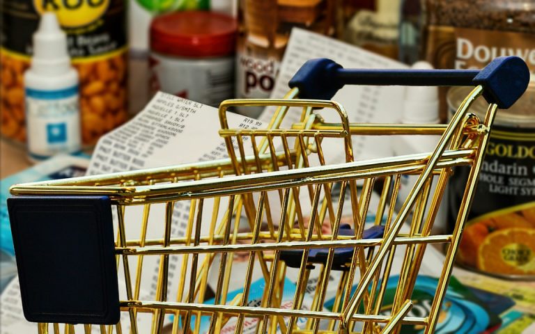 Μειωμένες τιμές από σήμερα σε σουπερμάρκετ, εστίαση και ενέργεια – Αναλυτικά τα προϊόντα