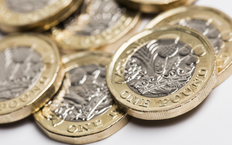 Βρετανία: Η στερλίνα οδεύει προς τη μεγαλύτερη μηνιαία πτώση της έναντι του ευρώ εδώ και δύο χρόνια