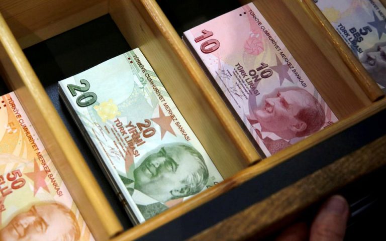 Υποχωρεί η τουρκική λίρα μετά τη μείωση του επιτοκίου ανταλλαγής από την κεντρική τράπεζα
