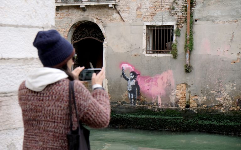 Ο Banksy έστησε πάγκο στη Βενετία (φωτογραφίες – βίντεο)