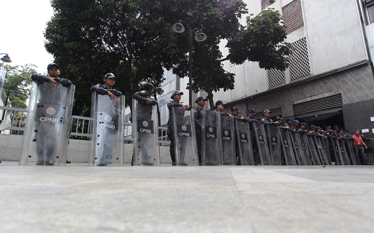 Βενεζουέλα: Οι δυνάμεις ασφαλείας απέκλεισαν την είσοδο του κοινοβουλίου για βουλευτές της αντιπολίτευσης