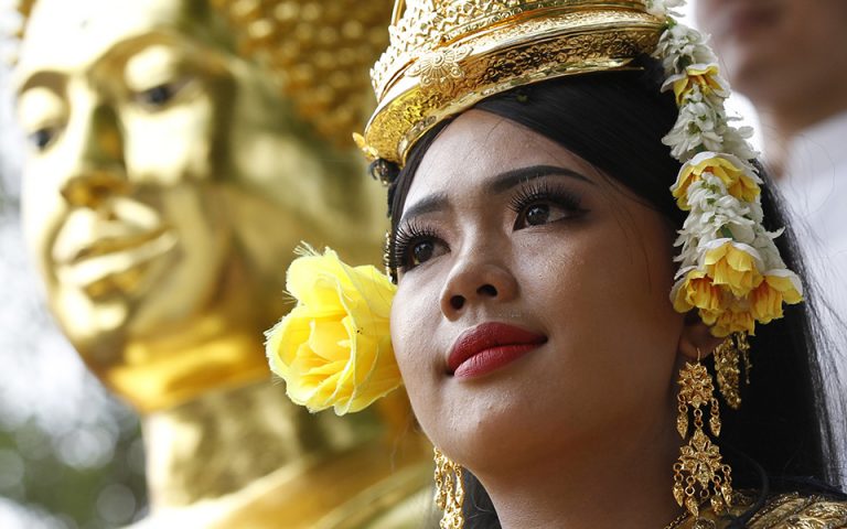 Εκατομμύρια Βουδιστές γιορτάζουν τα γενέθλια του Βούδα (φωτογραφίες)