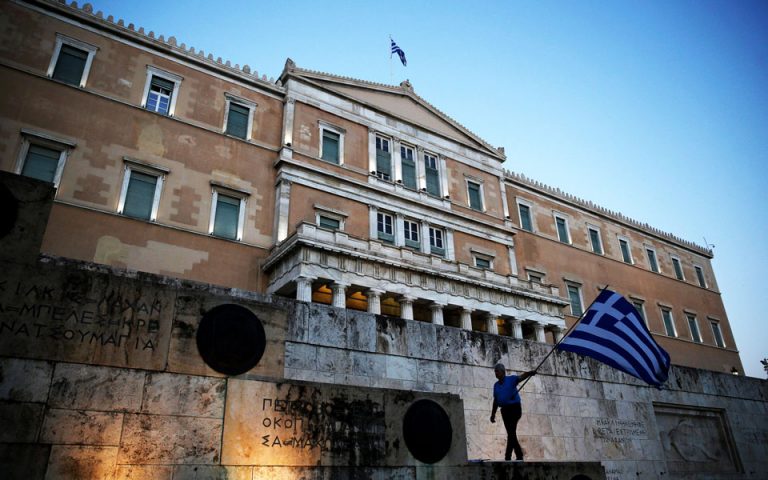 Bloomberg: Κίνδυνος κυρώσεων για την Ελλάδα από τη μείωση των πρωτογενών πλεονασμάτων