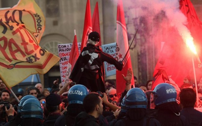 Με διαδηλώσεις και επεισόδια με την αστυνομία υποδεχθηκε τον Σαλβίνι η Νάπολη