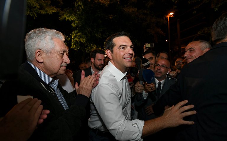 Στα γραφεία του ΣΥΡΙΖΑ για σύσκεψη με υπουργούς και στελέχη ο Αλέξης Τσίπρας