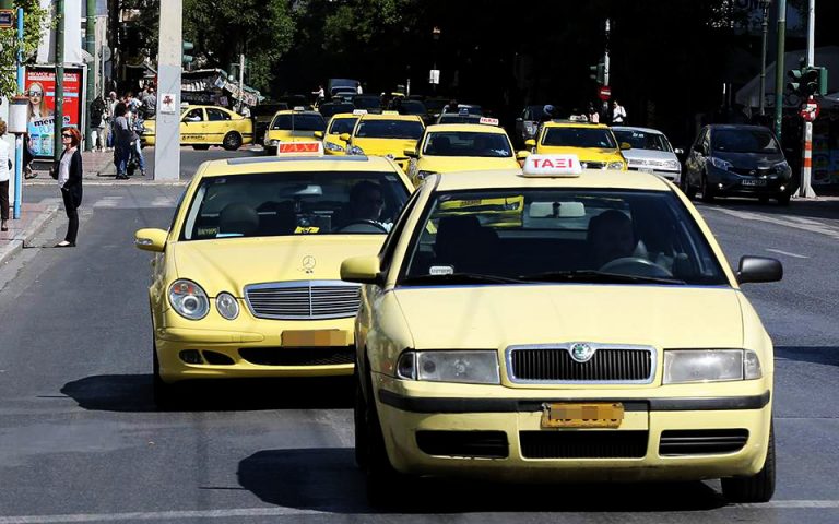 Αποφεύγουν τα ταξί λόγω υψηλού κόστους και διπλής ταρίφας