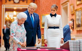 O πρόεδρος Ντόναλντ Τραμπ και η Πρώτη Κυρία των ΗΠΑ, Μελάνια, επισκέφθηκαν χθες το παλάτι του Μπάκιγχαμ και συναντήθηκαν με τη βασίλισσα Ελισάβετ, τον πρίγκιπα Κάρολο και τη σύζυγό του Καμίλα. Η τριήμερη επίσκεψη στο Ηνωμένο Βασίλειο ξεκίνησε, πάντως, επεισοδιακά, με επίθεση στον δήμαρχο του Λονδίνου και εικασίες ότι ο Τραμπ παραβίασε το πρωτόκολλο στον χαιρετισμό. Στη φωτογραφία, η βασίλισσα παρουσιάζει στο προεδρικό ζεύγος αντικείμενα της βασιλικής συλλογής.