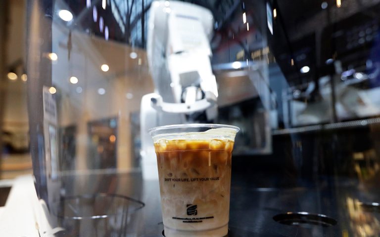 300 καφέδες την ημέρα από ρομπότ-μπαρίστα στα καφενεία της Σεούλ