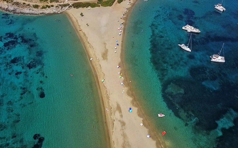 «Κρυστάλλινα» τα νερά στις ελληνικές παραλίες