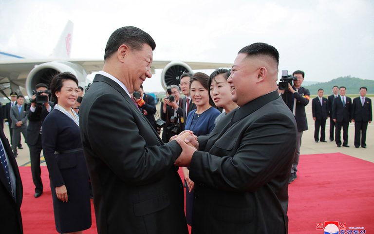 Συνάντηση Κιμ Γιονγκ Ουν – Σι Τζινπίνγκ: «Καλή εξέλιξη» η ενίσχυση των διμερών σχέσεων