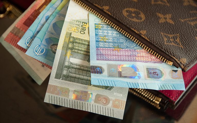 Ερευνα: 1 στους 2 Ελληνες θα επέστρεφε χαμένο πορτοφόλι με χρήματα