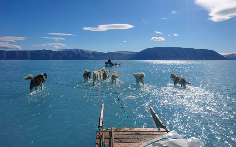 Η φωτογραφία που επιβεβαιώνει τις ανησυχίες για το λιώσιμο των πάγων στη Γροιλανδία