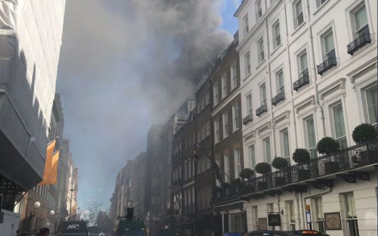Πυρκαγιά σε κτίριο στο Μέιφερ του Λονδίνου (βίντεο – φωτογραφίες)
