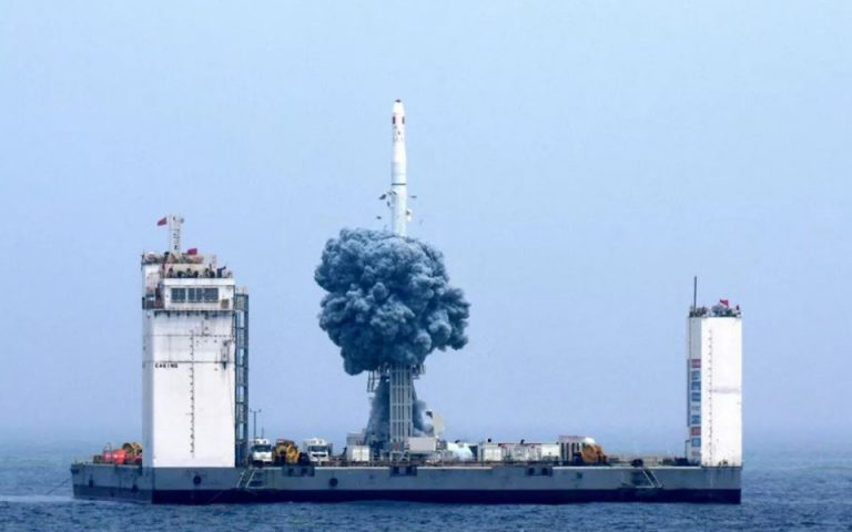 Για πρώτη φορά η Κίνα εκτόξευσε πύραυλο από πλωτή εξέδρα (φωτογραφίες – βίντεο)