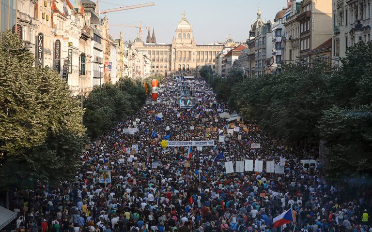 Τσεχία: Εκατό χιλιάδες πολίτες στους δρόμους της Πράγας κατά του πρωθυπουργού Αντρέι Μπάμπις