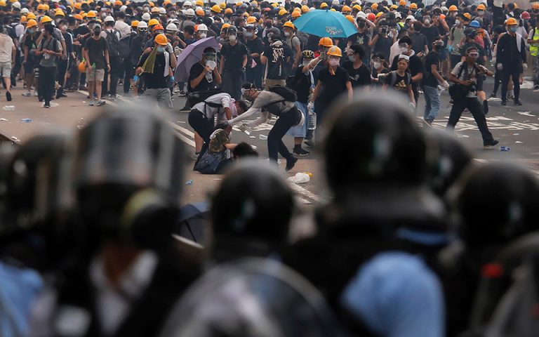 Χονγκ Κονγκ: Πλαστικές σφαίρες και δακρυγόνα στις διαδηλώσεις κατά της έκδοσης υπόπτων στην Κίνα