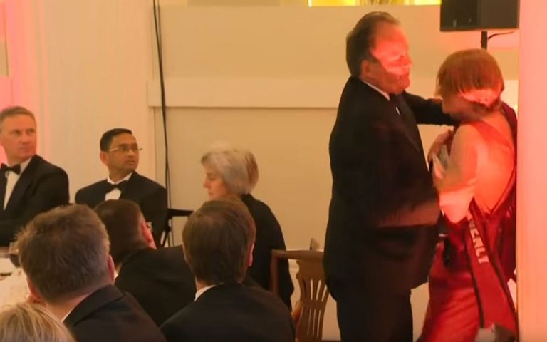 Σε διαθεσιμότητα ο Βρετανός υφυπουργός Εξωτερικών ο οποίος επιτέθηκε σε ακτιβίστρια της Greenpeace (Βίντεο)