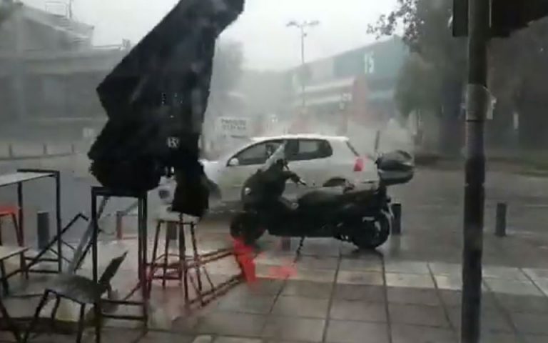 Σφοδρή βροχόπτωση με ισχυρούς ανέμους στη Θεσσαλονίκη (βίντεο)