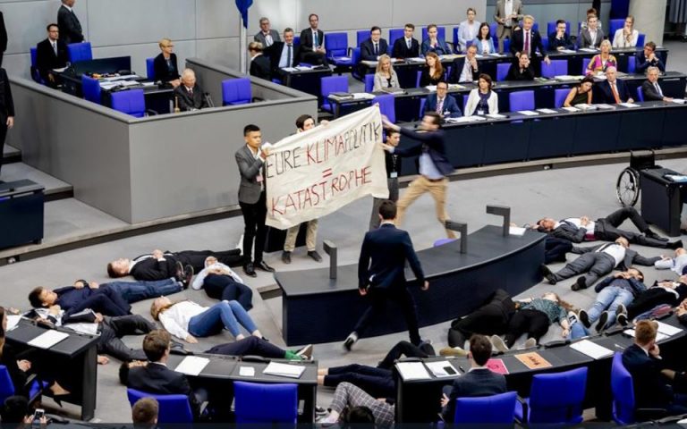 Νεαροί ακτιβιστές διέκοψαν ομιλία του Σόιμπλε στη γερμανική βουλή (βίντεο)