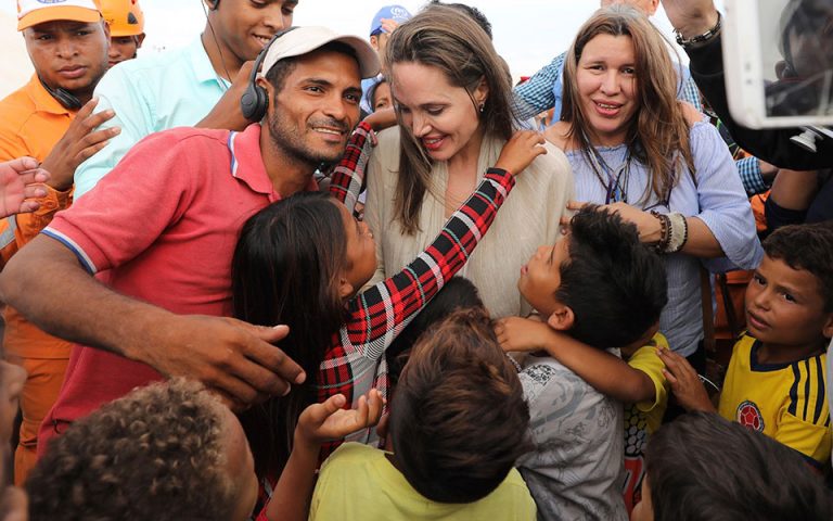 Στο πλευρό προσφυγόπουλων από τη Βενεζουέλα η Αντζελίνα Τζολί