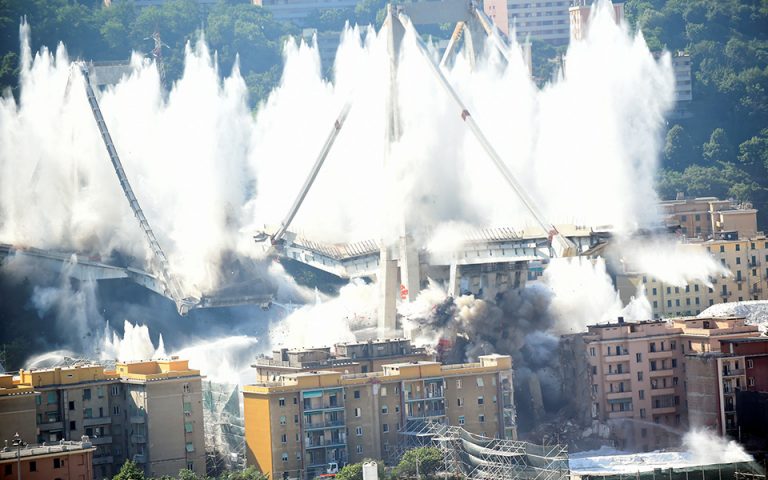 Κατεδαφίστηκε η μοιραία γέφυρα της Γένοβας ένα χρόνο μετά την τραγωδία (βίντεο – φωτογραφίες)